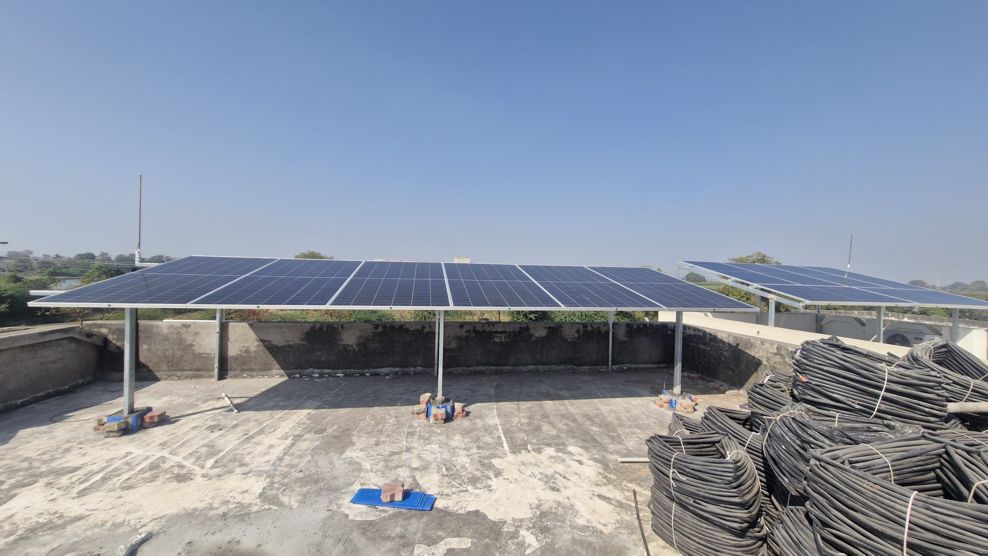 Wide rooftop solar array installation, Gujarat